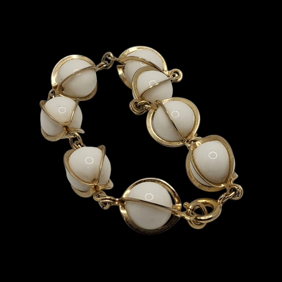 Vintage-Inspired Gold and Cream Pearl Bracelet - Picture 1 of 6